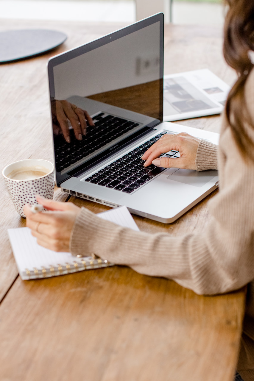 Frau arbeitet am Laptop und bindet Google Fonts ein