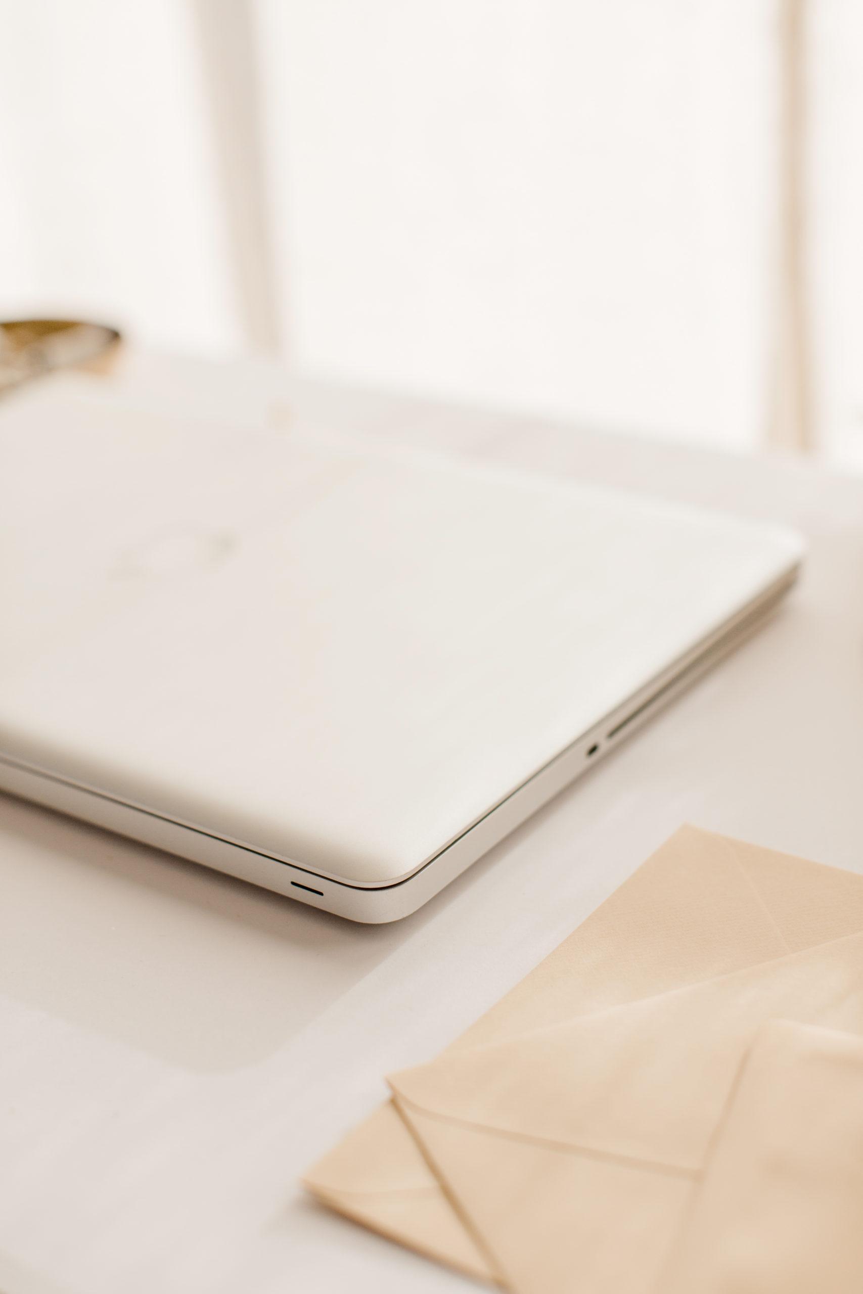 Laptop und Briefumschläge