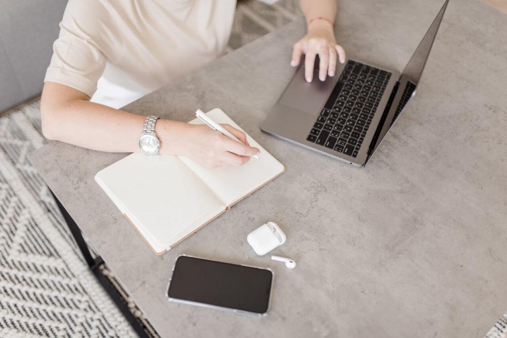 Die SEO Expertin arbeitet am Laptop
