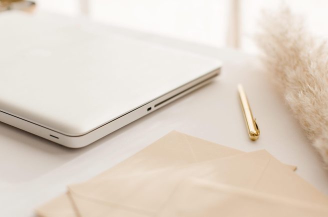 Laptop und Stift auf Tisch